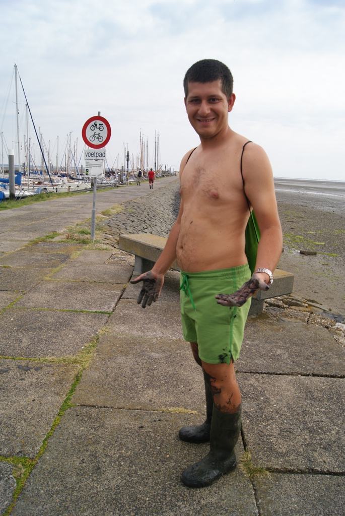 participando en la carrera de trineos de barro en la isla de Schiermonnikoog Holanda