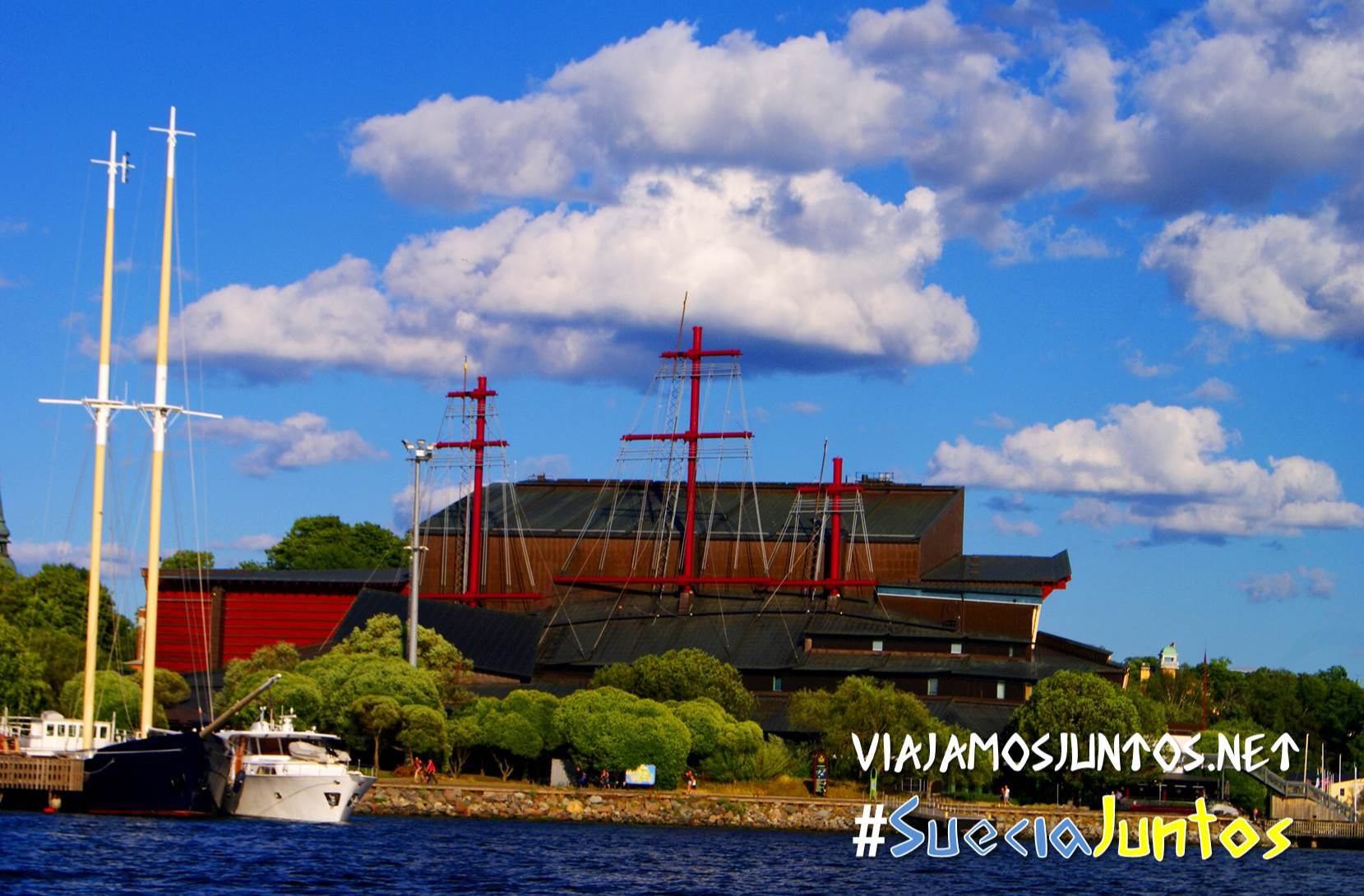 Museo de Vasa desde el canal, con nubes en el cielo, en Estocolmo, Suecia