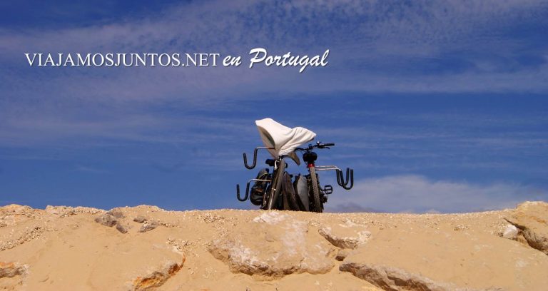 Porta tabla de surf para bicicletas en la playa Cova do Vapor, Costa Caparica, Portugal