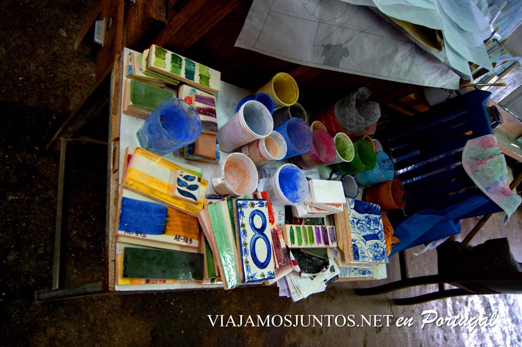 Colores en el taller de azulejos Sao Simao en Azeitao, Setúbal, Portugal