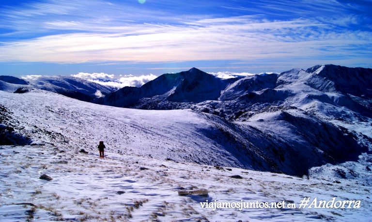 Montañas nevadas y día soleado en Les Pessons, GRP Andorra, Pirineo Oriental