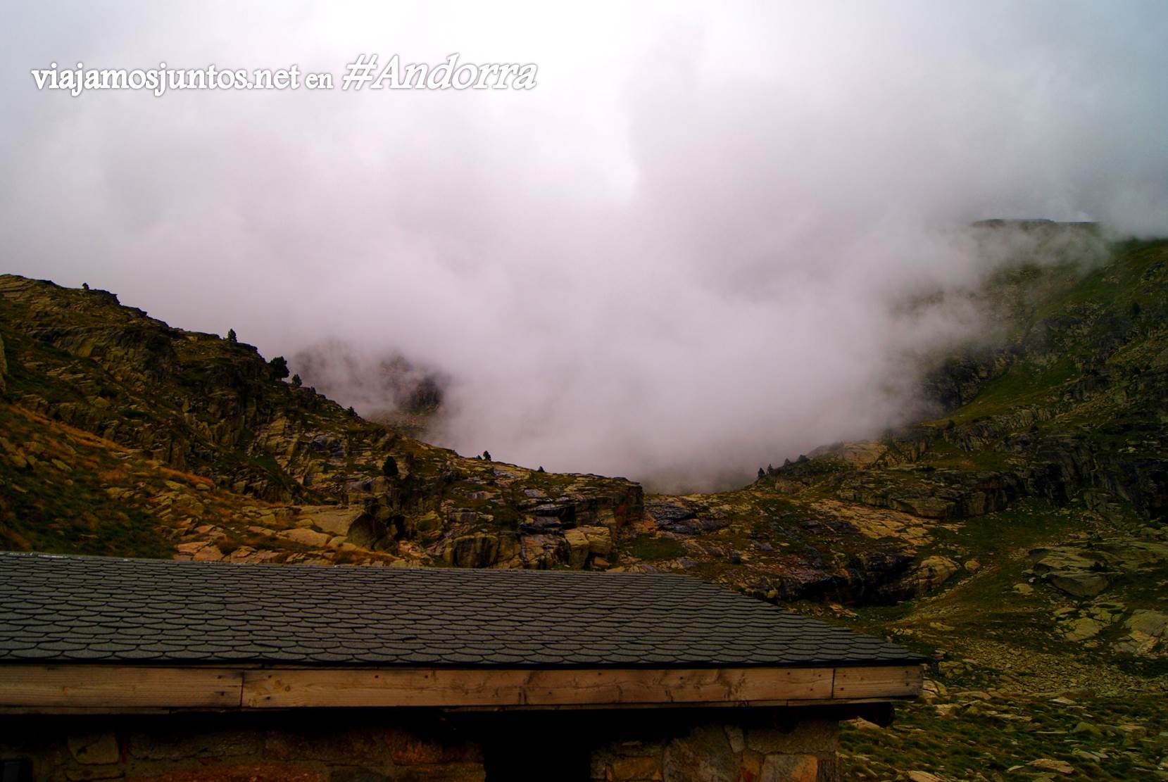 Niebla alrededor del refugio Coms de Jan, Andorra trekking, Pirineos Orientales