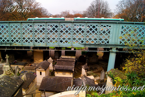 El puente que pasa justo encima del cementerio. Cementerios de París, Montmarte. Francia