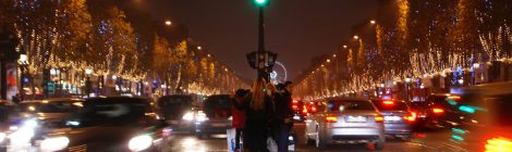 Turistas intentando sacar fotos en pleno tráfico de Campos Elíseos. París, que ver y que hacer en cuatro días