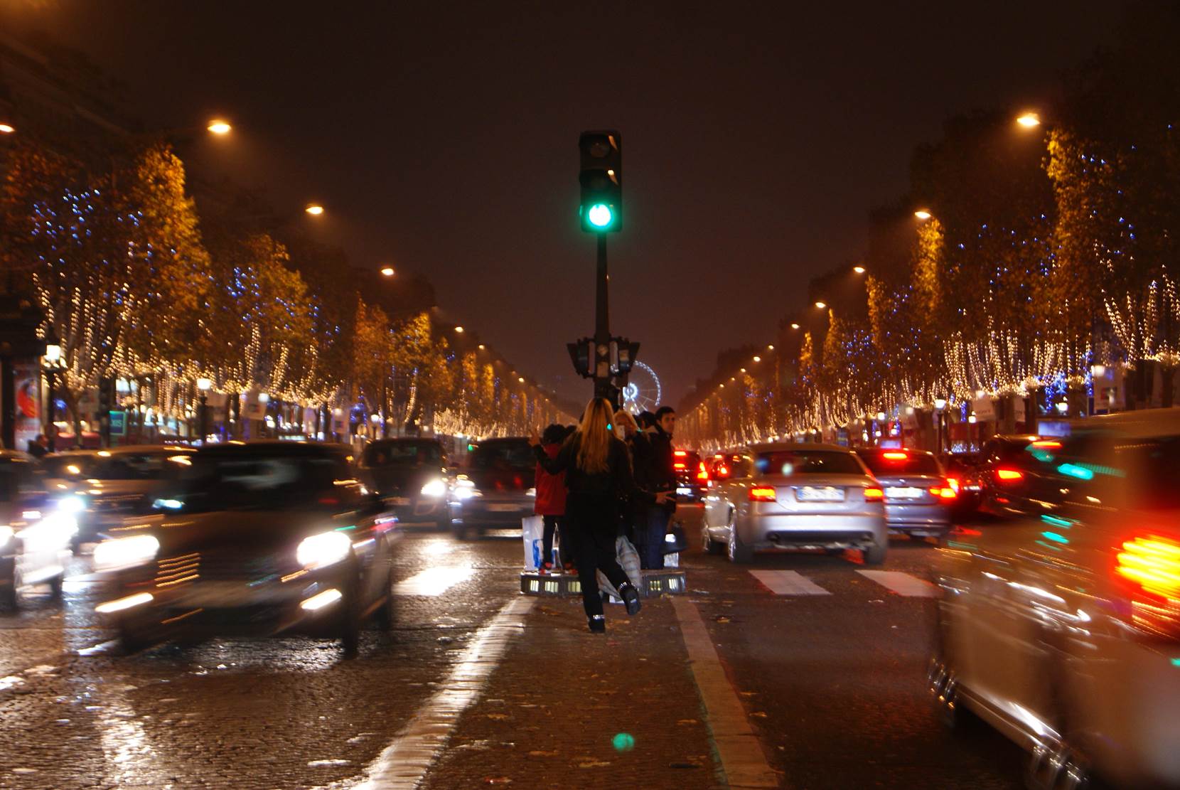 Turistas intentando sacar fotos en pleno tráfico de Campos Elíseos. París, que ver y que hacer en cuatro días