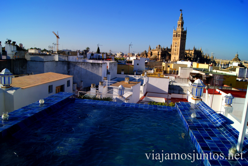 La terraza de los baños árabes Aire de Sevilla. Vistas a la Giralda Que ver y que hacer en Sevilla durante un fin de semana. Sevilla Inside