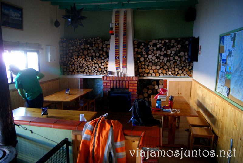 El comedor y sala de estar del refugio el Pingarrón Que hacer en la Sierra de Guadarrama, donde alojarse y comer