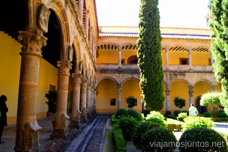 El claustro del Monasterio Ruta de mediodía al Monasterio de Yuste y pueblo-conjunto artístico Garganta la Olla, Extremadura