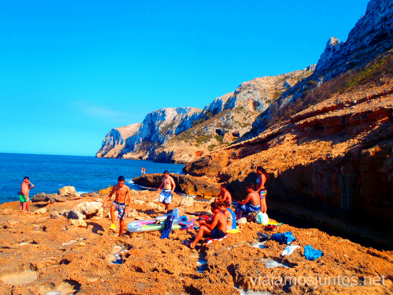 Relax en la isla Ruta desde Les Rotes hasta laa Cueva Tallada a pie. Denia. Valencia