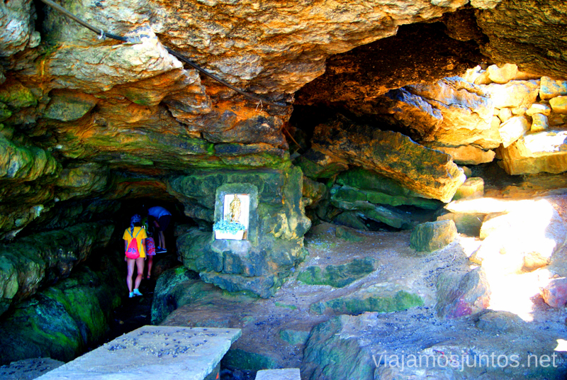 Interior de la cueva Ruta de la Cueva Cucabrera, caminando por Cantabria.