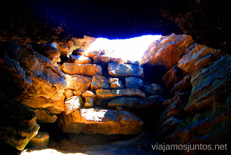 Rayos de sol iluminan la cueva Ruta de la Cueva Cucabrera, caminando por Cantabria.