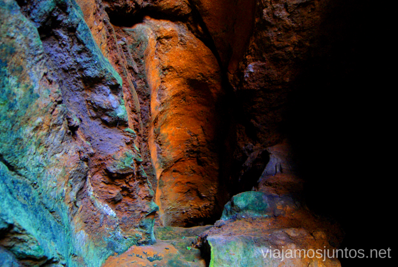 ¿Una tubería? ¿Un túnel? ¿Un camino hacía un tesoro? Ruta de la Cueva Cucabrera, caminando por Cantabria.