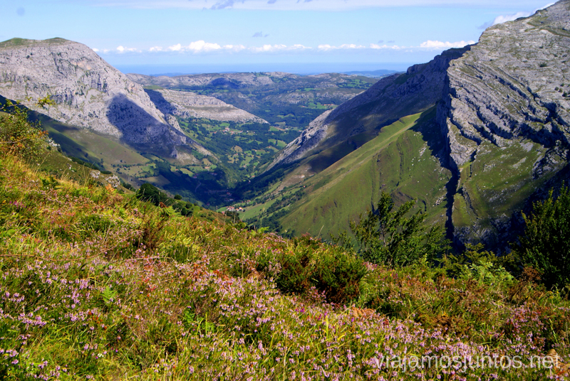 Empiezan a abrirse las vistas Ruta circular Vuelta a Colina, Parque Natural de los Collados del Asón, Cantabria