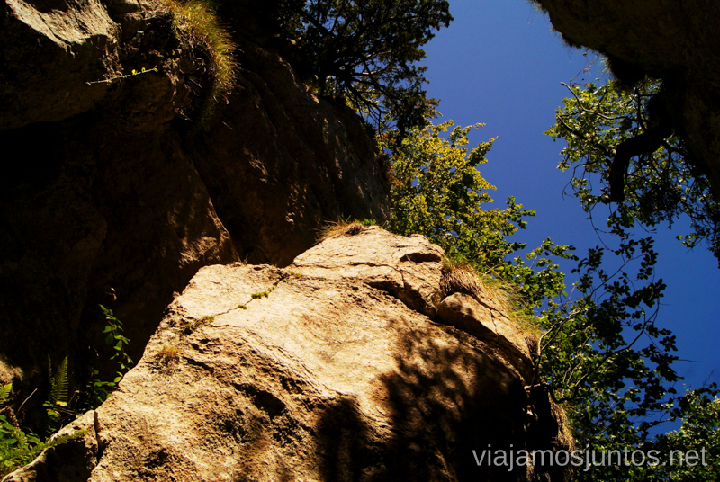 Los paredones verticales del cañón Ruta circular Vuelta a Colina, Parque Natural de los Collados del Asón, Cantabria
