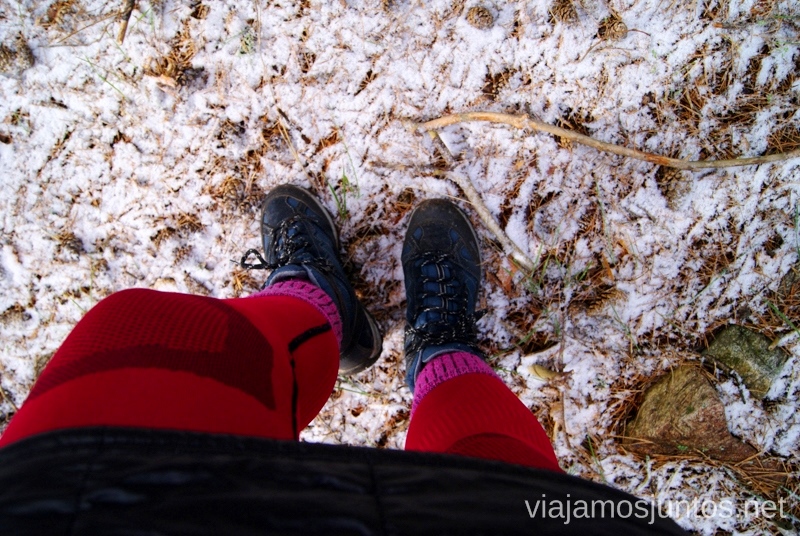 Malla térmica (Lidl), falda-plumas (Decathlon), calcetín (Decathlon), bota (HiTec) Caminatas de invierno. Cómo vestirse barato para rutas de invierno no tener frío.