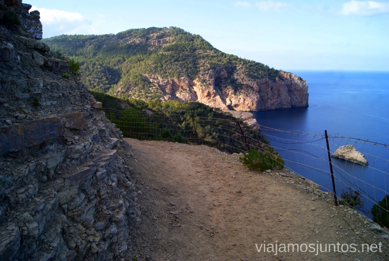 Camino al lado del precipicio Rutas de senderismo fáciles por la isla de Ibiza. Invierno o verano. Playa, montaña y calas secretas