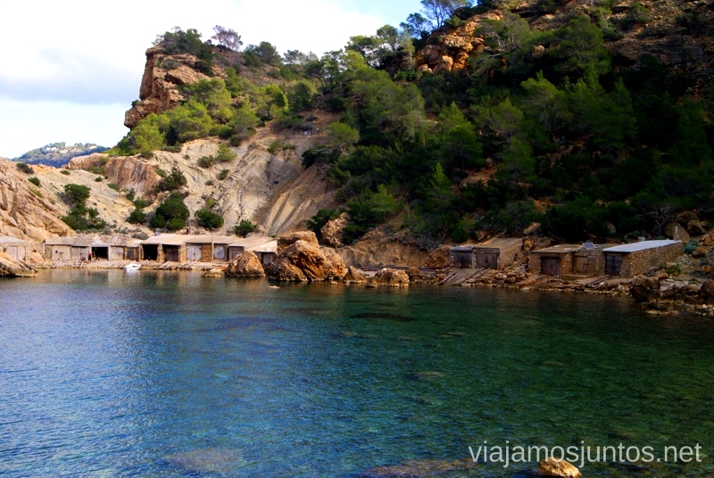 azul-verde intenso con el rojizo de por medio - los colores de Ibiza Rutas de senderismo fáciles por la isla de Ibiza. Invierno o verano. Playa, montaña y calas secretas