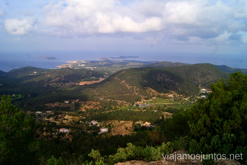 Desde el punto más alto de la isla de Ibiza, Sa Talaia Rutas de senderismo fáciles por la isla de Ibiza. Invierno o verano. Playa, montaña y calas secretas