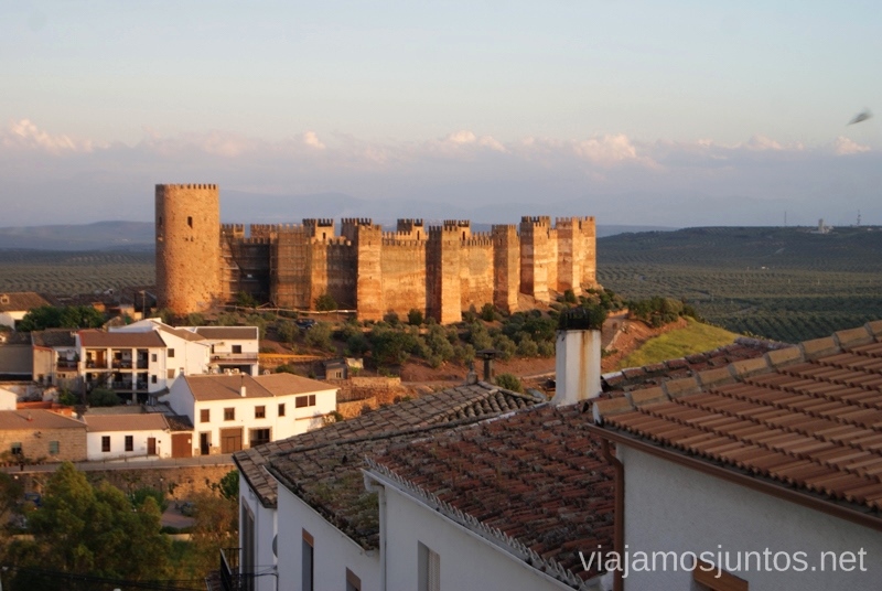 El majestuoso castillo almohade vigilando el pueblo Baños de la Encina Ruta de los castillos y batallas, Jaén, Andalucía