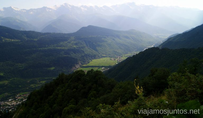 Paisaje más allá de Mestia, el Gran Cáucaso Ruta de senderismo a la Cruz de Mestia Svaneti Georgia