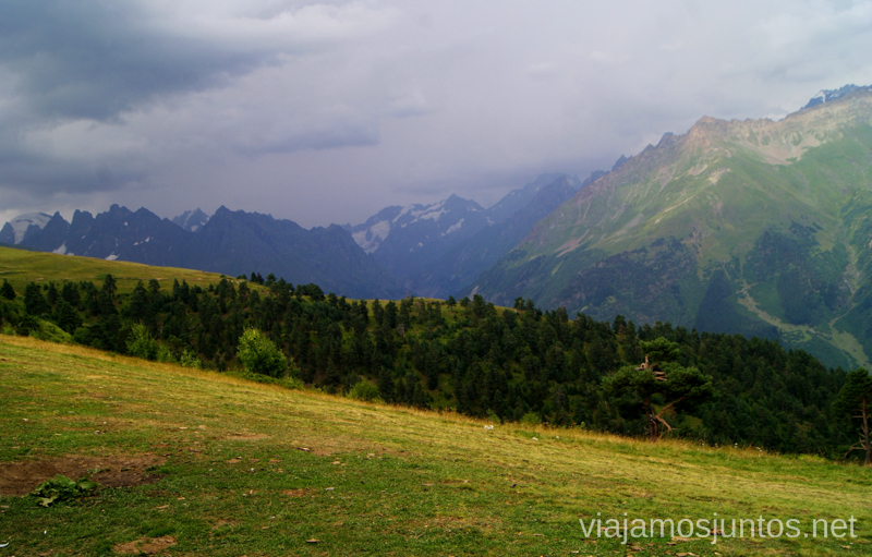 ¿Una tormentita? Las montañas del Gran Cáucaso de negro Ruta de senderismo a la Cruz de Mestia Svaneti Georgia