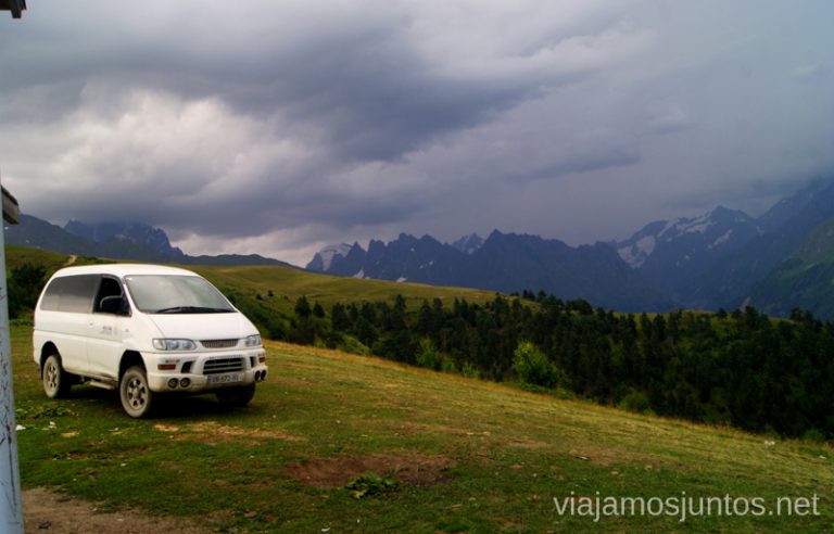 Hasta aquí llegan coches también... Las montañas del Gran Cáucaso Ruta de senderismo a la Cruz de Mestia Svaneti Georgia