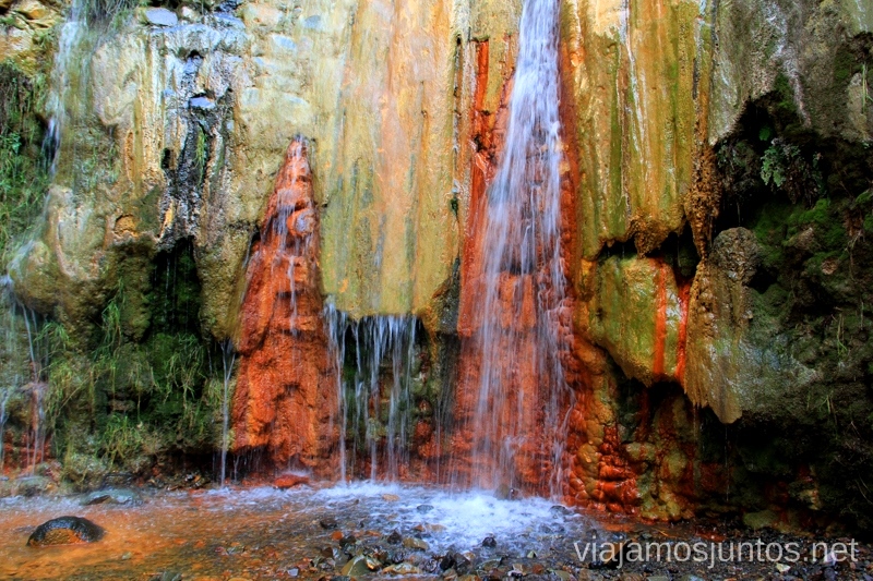 La famosa Cascada de Colores, Caldera de Taburiente Ruta de la Caldera de Taburiente, La Palma, Islas Canarias