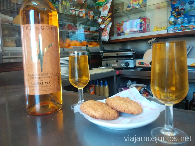 Un viñito de Malvasia en los Canarios, bar La Parada (a 300 m de la parada de autobús) Ruta de los Volcanes, en la isla de la Palma, Islas Canarias #LaPalmaJuntos