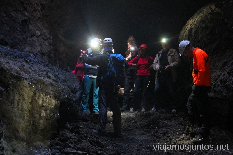Dentro de la Cueva de la Paloma o tubo volcánico de Todoque Que hacer en la Palma, 4 actividades muy top