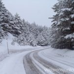 Carretera a Valdesquí en los días de más nieve Nuestras estaciones de esquí favoritas. Dónde esquiar y cómo ahorrar