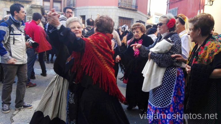 Bailes de serranas en Navalacruz durante la mascarada de harramachos Harramachos de Navalacruz, Ávila Mascaradas Abulenses en Gredos Carnavales
