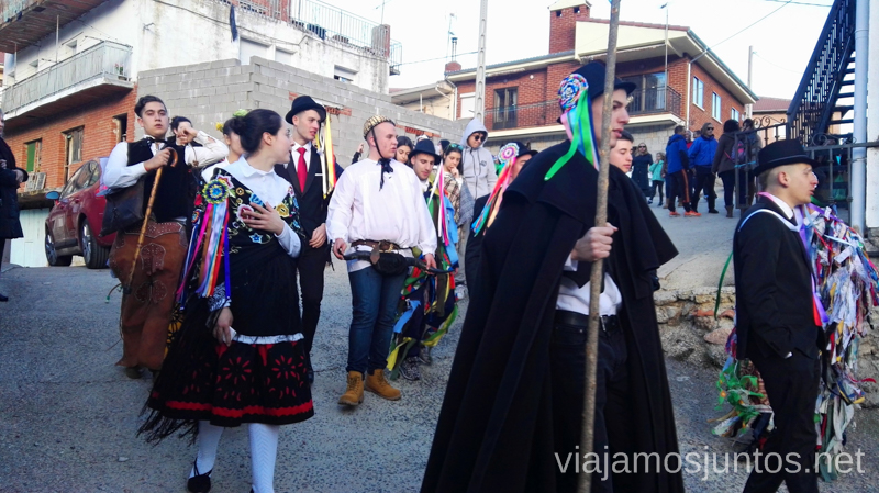 Los quintos y las quintas de Navalacruz durante la celebración de la mascarada de harramachos Harramachos de Navalacruz, Ávila Mascaradas Abulenses en Gredos Carnavales