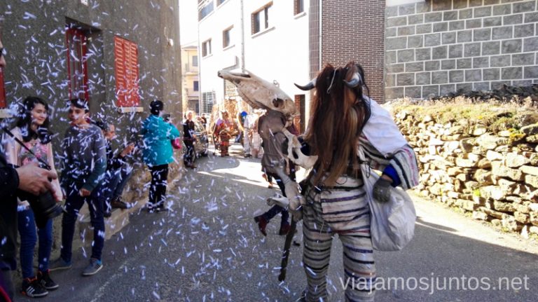 Un cucurrumacho arrojando papel sobre los espectadores Cucurrumachos de Navalosa, Ávila Mascaradas Abulenses en Gredos Carnavales