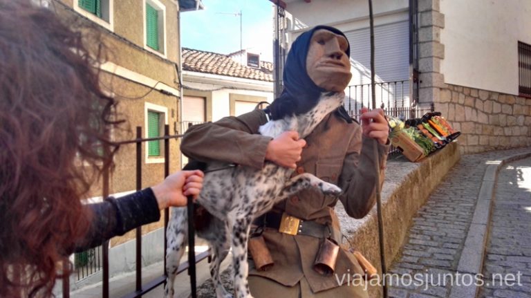 Un machurrero y un perro Machurreros de Pedro Bernardo, Ávila Mascaradas Abulenses en Gredos Carnavales