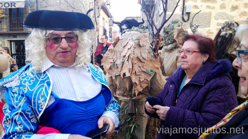 Trasvistiéndose para los carnavales de Gredos Harramachos de Navalacruz, Ávila Mascaradas Abulenses en Gredos Carnavales
