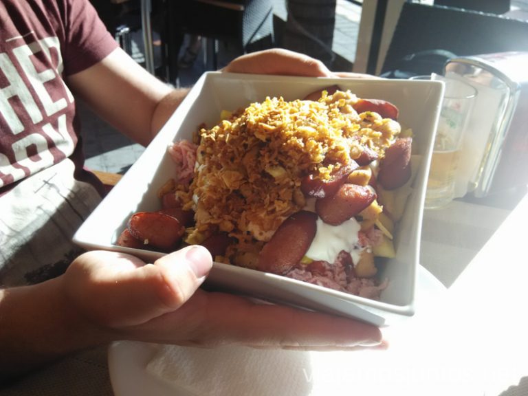 Con una ración de patatas revolconas comimos los dos ;) Qué y dónde comer en la Palma, Islas Canarias #laPalmaJuntos