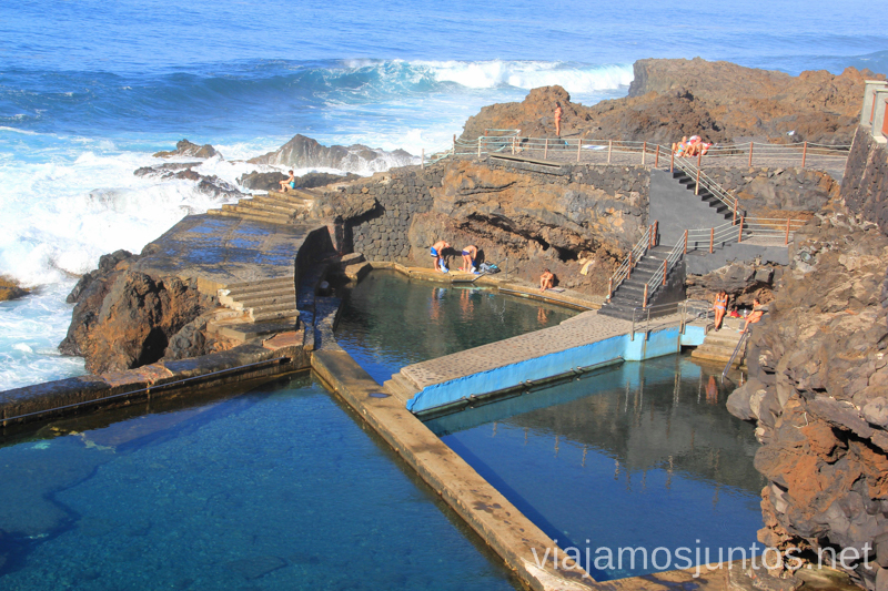 ¡Mirad qué olas! pero la gente está tan a gusto en las piscinas de la Fajana Playas de La Palma, dónde bañarse en la Palma en invierno también