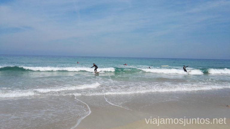 Surfeando en la playa de Razo (A Coruña) Galicia Surfear por primera vez Surfear en Galicia #GanasdeArtSurfCamp