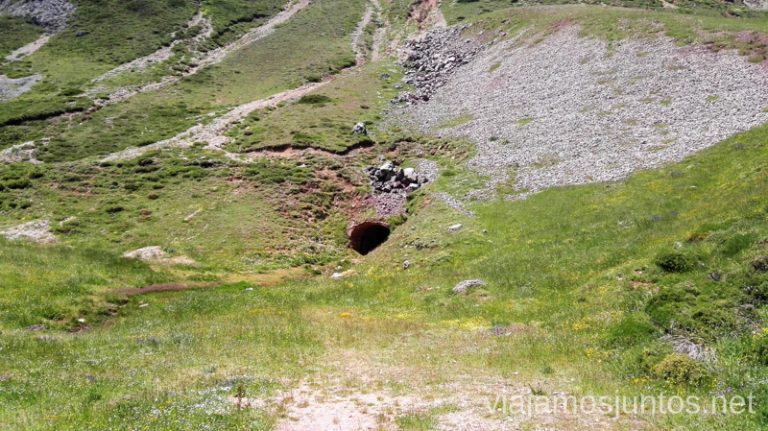 Una de las salidas de la mina de Santa Rita Ruta de los lagos de Saliencia Parque Natural de Somiedo Asturias