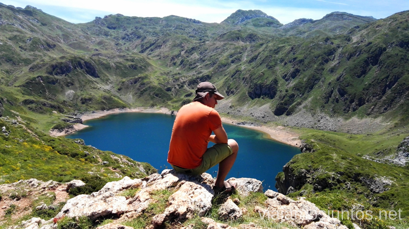 Contemplando el lago de Calabazosa Ruta de los lagos de Saliencia Parque Natural de Somiedo Asturias