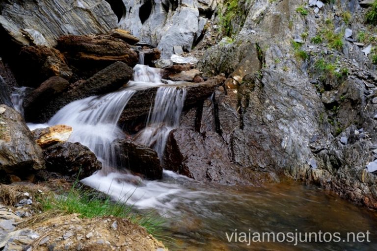 Una cascada para descansar Ruta de los 3 refugios por el Parque Natural Posets-Maladeta, Pirineo Aragonés Aragón