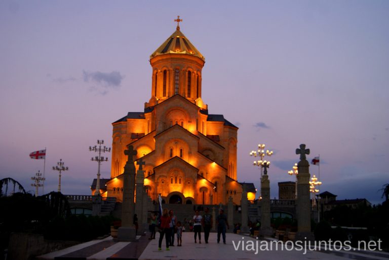La Catedral de la Santísima Trinidad al anochecer Qué ver y hacer en Tbilisi (Tiflis), la capital de Georgia