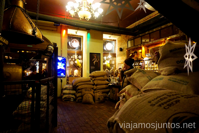 Sacos de café que acaban de sacar de la mina de café Donde comer en Lviv Restaurantes curiosos y bien de precio Ucrania