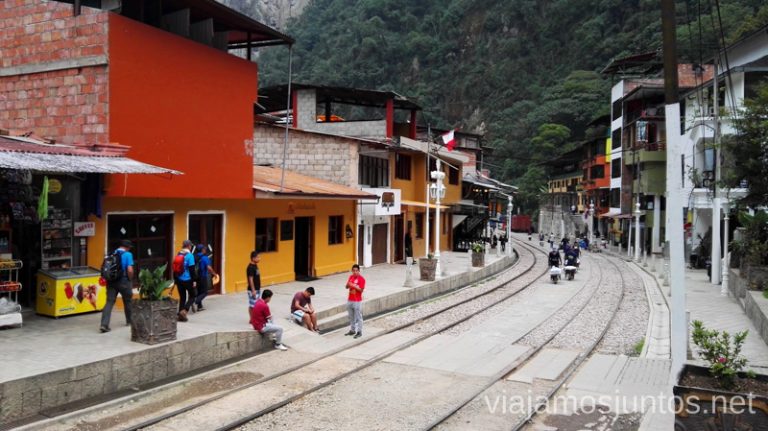Vías de tren en Aguas Calientes. Cómo llegar a Machu Picchu Aguas Calientes desde Cusco y Ollantaytambo Peru #PerúJuntos Perú