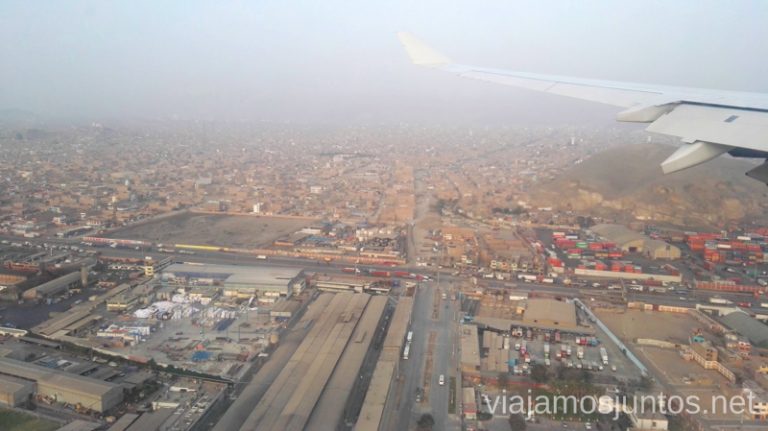 Lima desde el avión. Como llegar desde el aeropuerto de Lima a la ciudad de la manera segura y barata Peru #PerúJuntos Perú