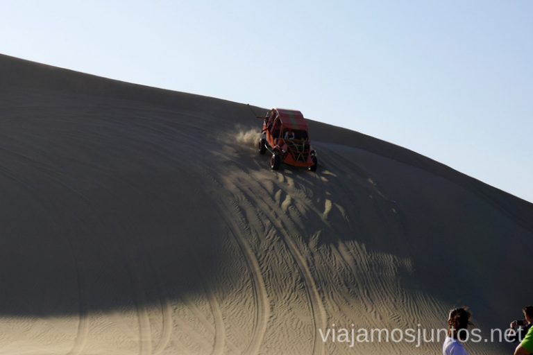 Bajada en un tubular por la duna en el desierto de Huacachina. Qué ver y qué hacer en Ica y el desierto y oasis de Huacachina Visita a la bodega de Los Tres Hermanos y El Catador Peru #PerúJuntos Perú