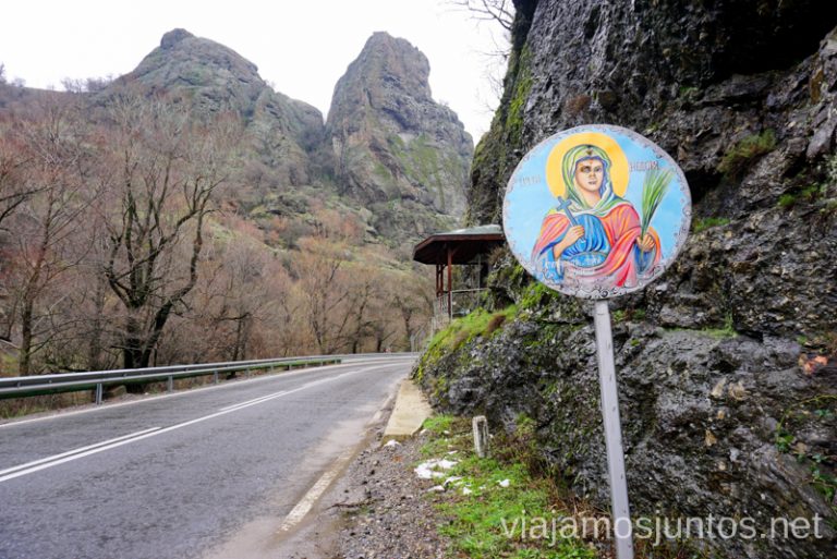 Señal de tráfico avisando de una ermita. Dormir en monasterios en Bulgaria Consejos prácticos y nuestra experiencia #BulgariaJuntos