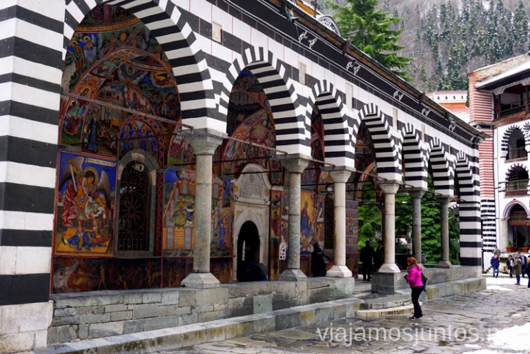 Monasterio de Rila. Dormir en monasterios en Bulgaria Consejos prácticos y nuestra experiencia #BulgariaJuntos