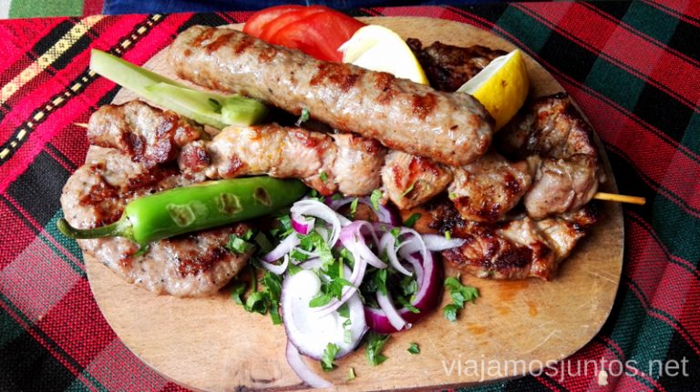 Un poco de barbacoa búlgara. Dónde y qué comer en Bulgaria. Gastronomía de Bulgaria #BulgariaJuntos