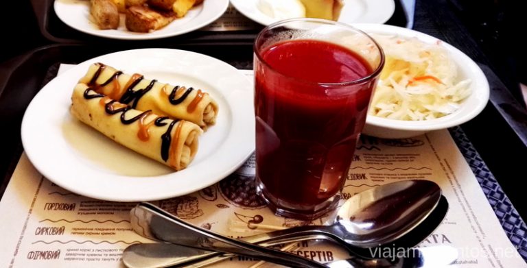 A la derecha - chucrut, a la izquierda - postre y en medio - zumo de tomate. Qué comer en Ucrania. Recetas de platos tradicionales ucranianos.